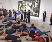İspanyol savaş karşıtları, Guernica tablosunun önünde NATO zirvesi’ni protesto etti