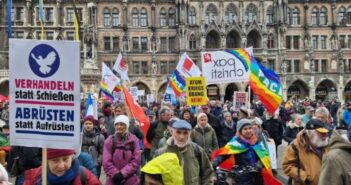 Almanya’da savaşa karşı düzenlenen Paskalya yürüyüşlerine binlerce kişi katıldı