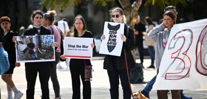 Savaş Karşıtı İsrailliler Tel Aviv’de gösteri düzenlendi: “Ellerimizde kan var”