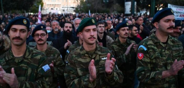 Yunanistan’da askerler savaş karşıtı mücadelenin ön saflarında: “Askerlerin sınırlarımızın dışında işleri yoktur”